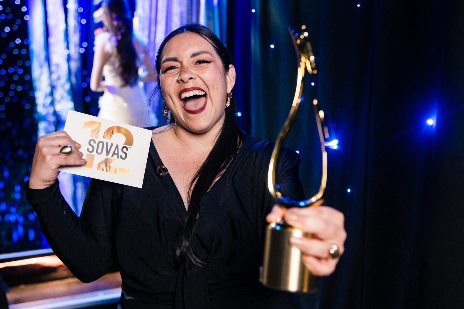 La locutora colombiana Laura Mendoza gana dos galardones en los Premios