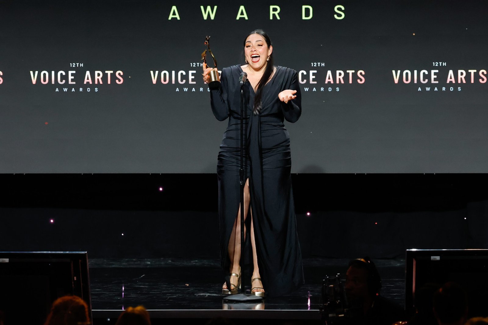 La locutora colombiana Laura Mendoza gana dos galardones en los Premios