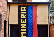Casas Riegner honra la memoria de Antonio Caro desplegando en su fachada la bandera Minería, tras ser retirada del Museo Nacional