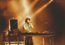 Tradición y electrónica se encuentran en una experiencia sonora que transforma los sentidos